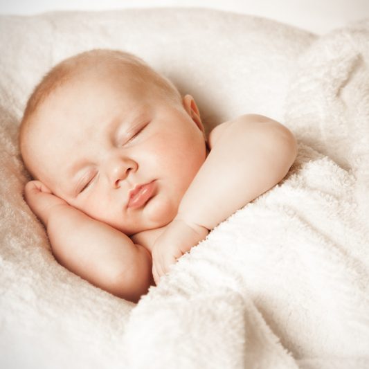 Schlummernde Sonnenstrahlen: Die Magie von Babys Schlaf im Sonnenschein