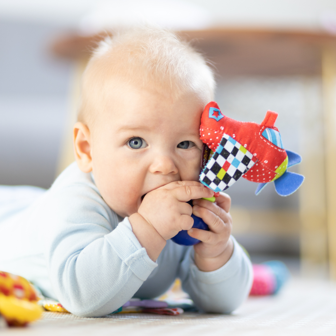 20 kreative Spielideen für Babys im Alter von 0 bis 6 Monaten